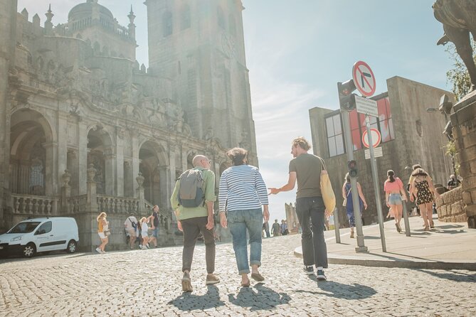 3-hour private guided walking tour of the BEST of Porto - Two viewpoints, two ways to read Porto