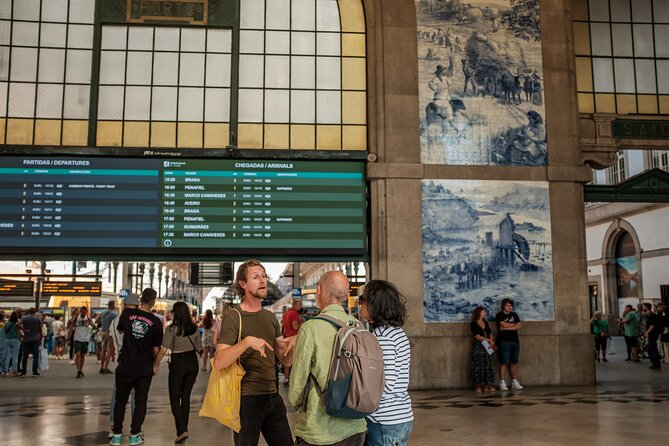 3-hour private guided walking tour of the BEST of Porto - Livraria Lello: a famous stop with limited time
