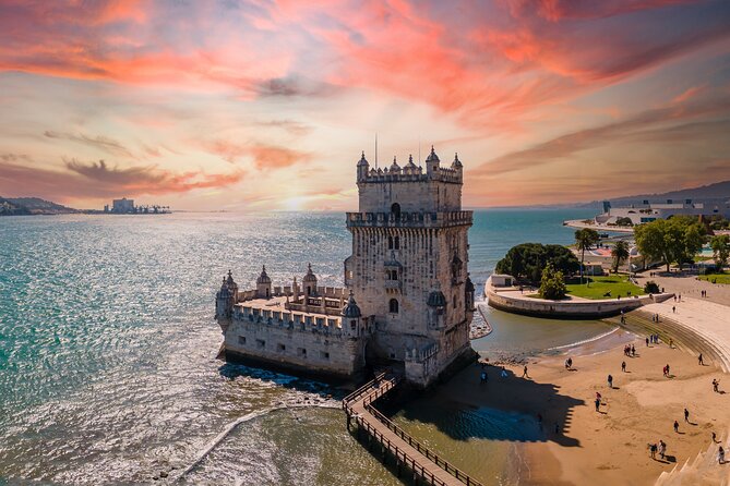 360º Lisbon: Helicopter Flight, Boat Trip and Old Town Walking - Lisbon Cathedral and Praça do Comércio