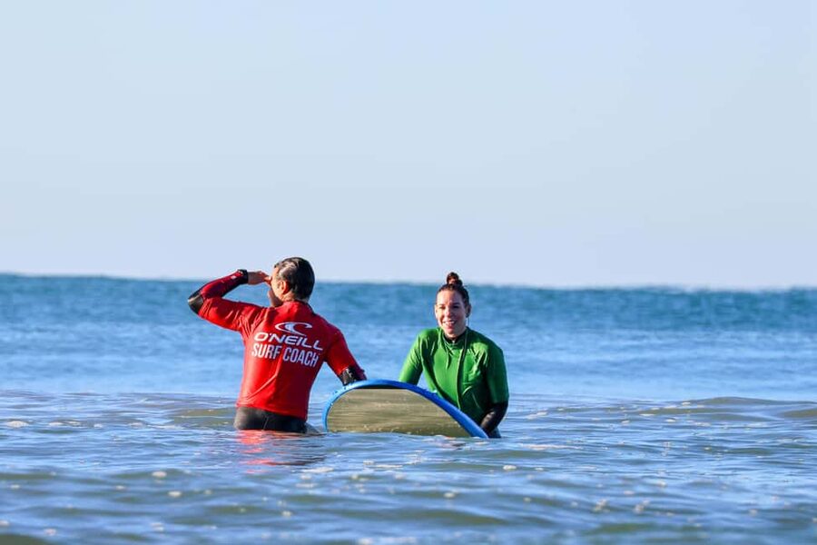 Albufeira: Beginner Surf Lesson - The first 20 minutes: warm-up and catching waves