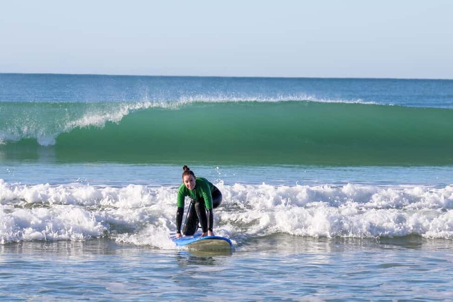 Albufeira: Beginner Surf Lesson - Meeting at the yellow-logo surf shop