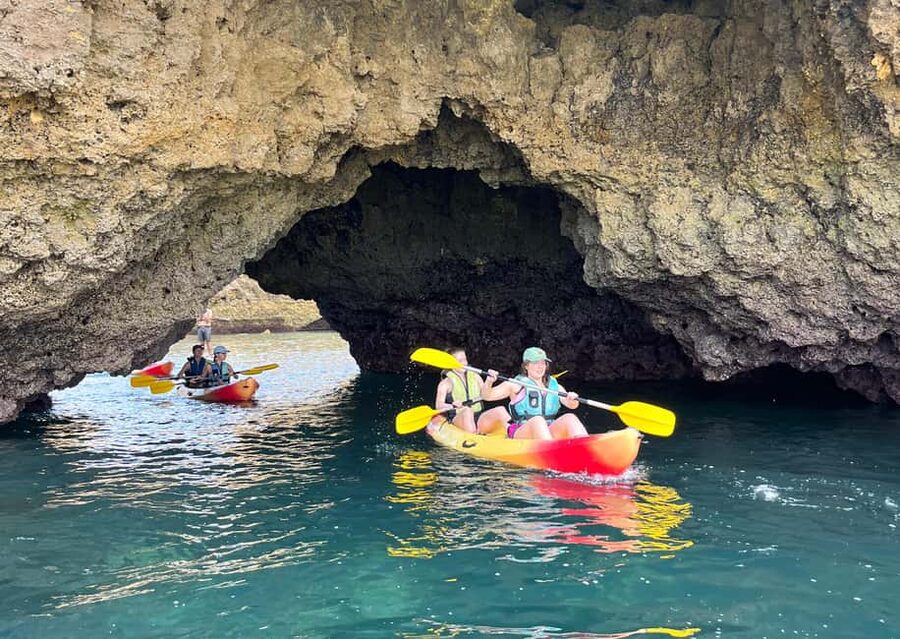 Albufeira: Caves and Cliffs Kayaking Tour - Finding the SUPA kiosk at Praia do Castelo