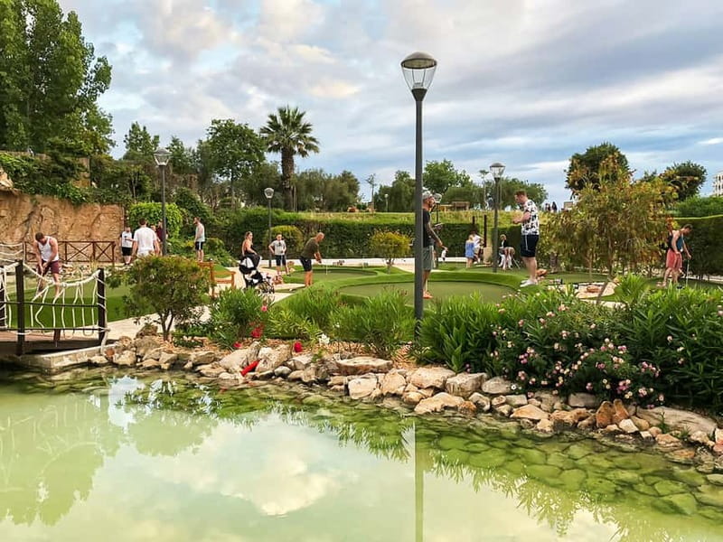 Albufeira: MiniGolf Adventure Park Entry Ticket - Why the surroundings and shade matter