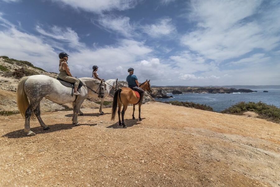 Algarve: 1-Hour Carrapateira Horseback Riding Tour - Getting to the office near Bordeira Beach