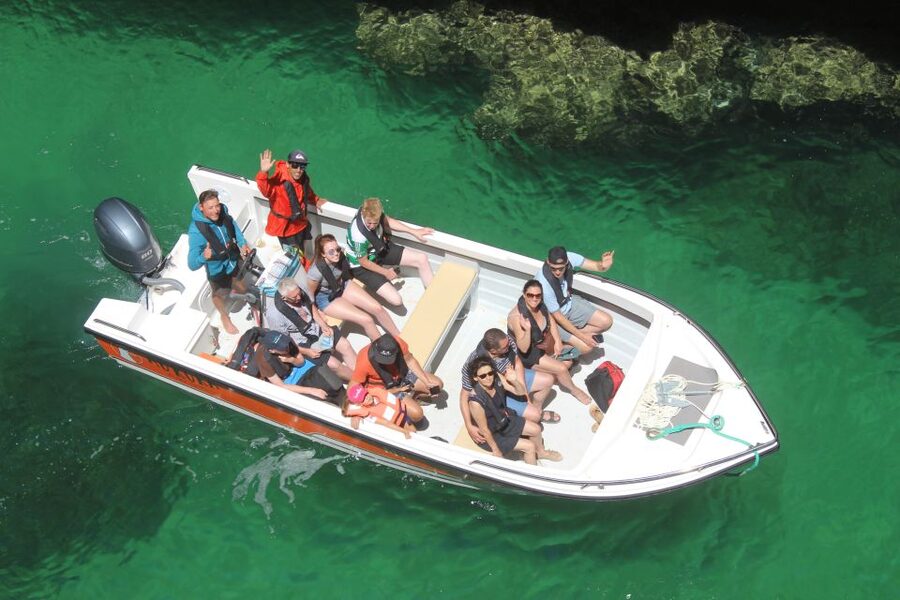 Armação de Pêra: Guided Boat Tour of Benagil's 15 Best Caves - What the guide adds to the scenery