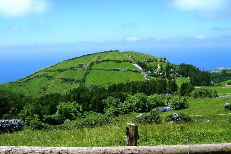 Azores: Sete Cidades Scenic Jeep Tour from Ponta Delgada - Muro das Nove Janelas and the first mountain views