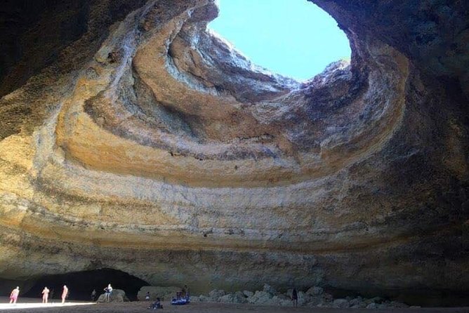 Benagil caves's kayak tour - Returning through the waves