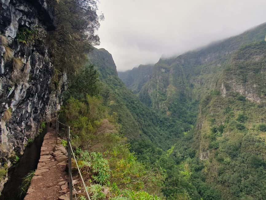 Caldeirão Verde: Queimadas PR9 Transfer and Self-Guided Hike - Key points at a glance