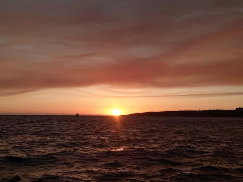 Cascais: Sunset Boat Trip with Welcome Drinks - What the Cascais sunset cruise actually offers