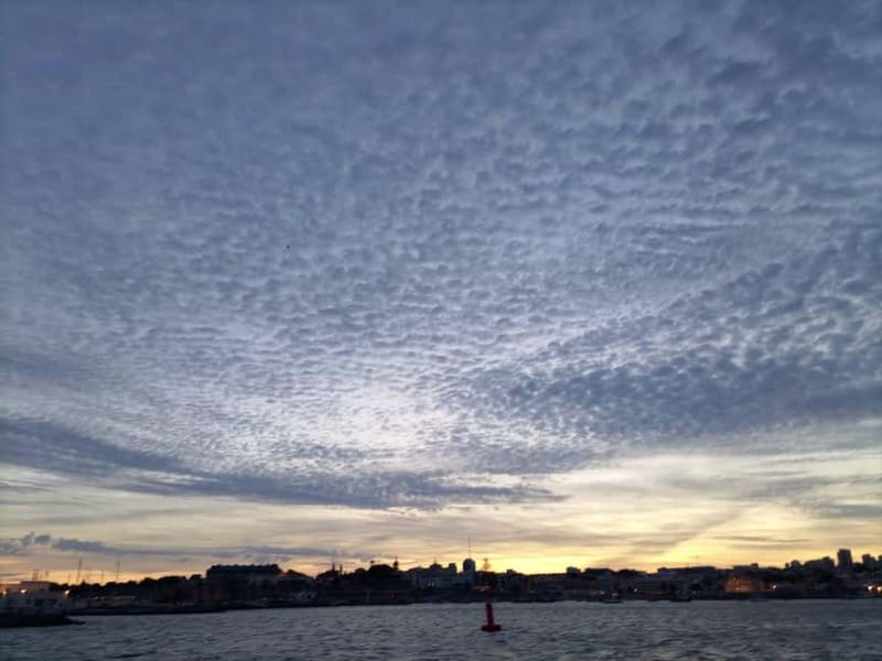 Cascais: Sunset Boat Trip with Welcome Drinks - Comfort on a small boat