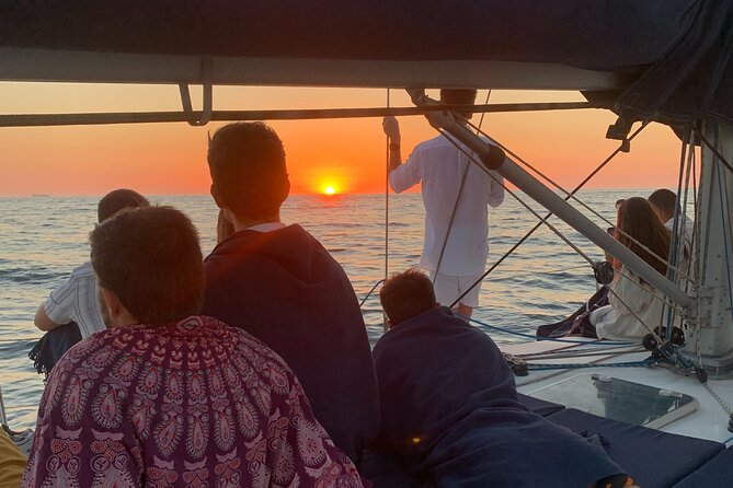 Douro Sunset Sailboat Experience in Porto - Group size and the feel on board