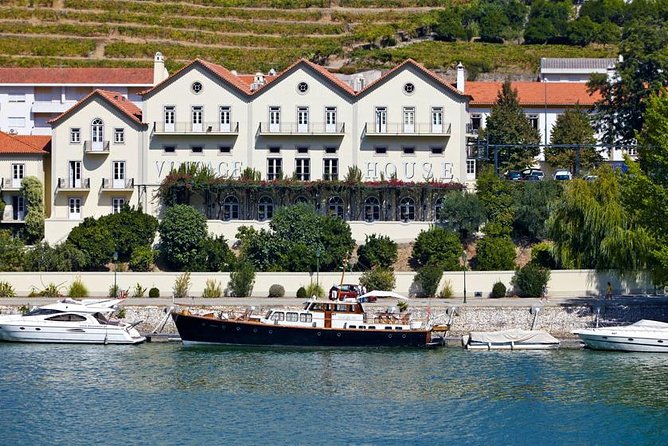 Douro Valley Cruise Porto to Pinhão: Breakfast, Lunch and Tasting - Régua Dam and the Approach to Pinhão