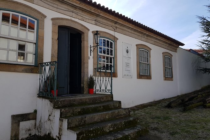 Douro Valley for Wine Lovers with Visit to 4 Wineries and Lunch - Group size and transport details