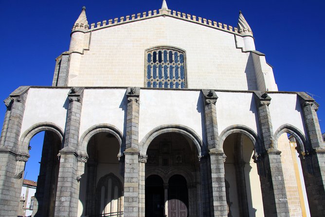 Évora and Monsaraz with Regional Wine Tasting from Lisbon - Roman Columns, Cathedral Towers, and Giraldo Square