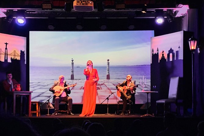 Fado in Chiado - Live Show in Lisbon on Stage for over 15 Years - The opening: classic guitars set the tone