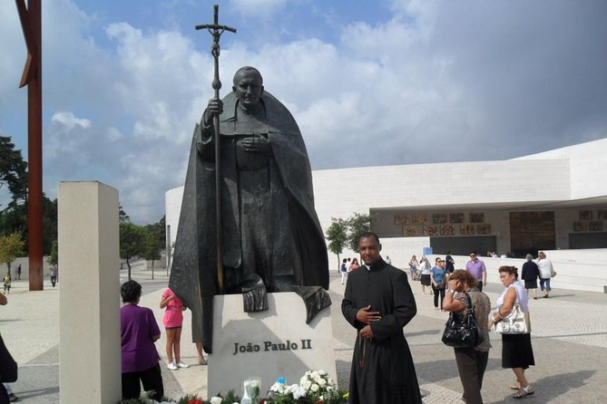 Fátima, Nazaré, and Óbidos: Small Group Tour From Lisbon - Meeting the van on Avenida da Liberdade