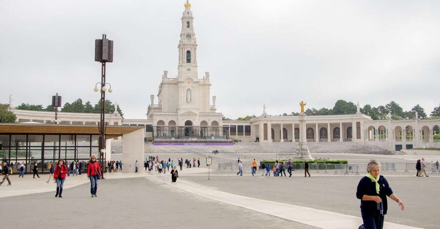 Fátima, Óbidos and the Atlantic Coast Day Tour from Lisbon - Fátima: a serious and moving first stop