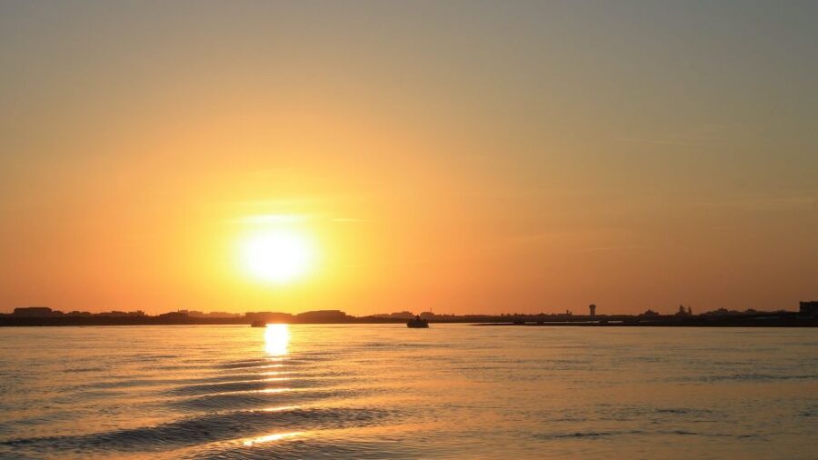 From Faro: Ria Formosa Sunset Boat Trip - Sunset over the lagoon