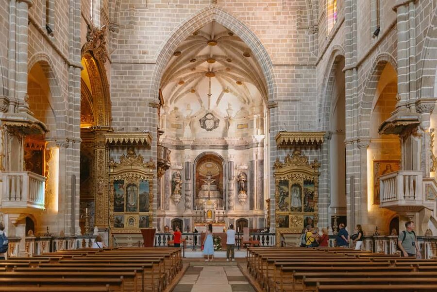 From Lisbon: Évora and Monsaraz Day Tour with Wine Tasting - Who should book this day trip?