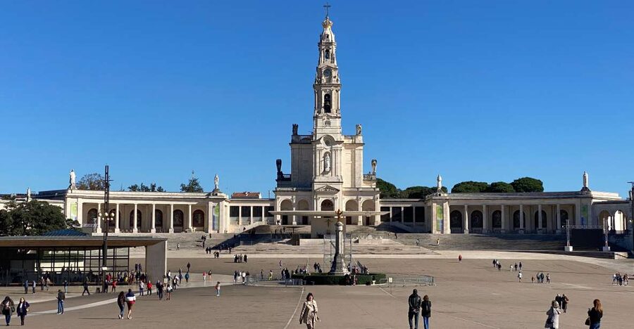 From Lisbon: Fátima, Batalha, Nazaré, and Obidos Tour by Van - The day in six useful points