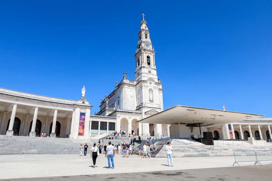 From Lisbon: Fátima, Nazaré & Sintra – 3 Cities Guided Tour - Starting in Sintra and reaching Pena Palace