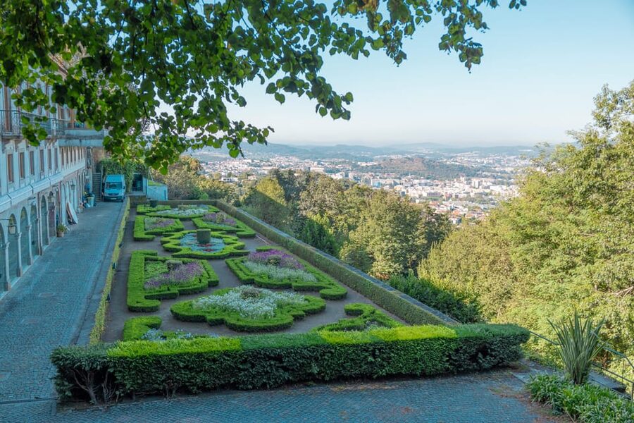 From Porto: Braga and Guimarães Full-Day Trip - Walking through the UNESCO-listed center