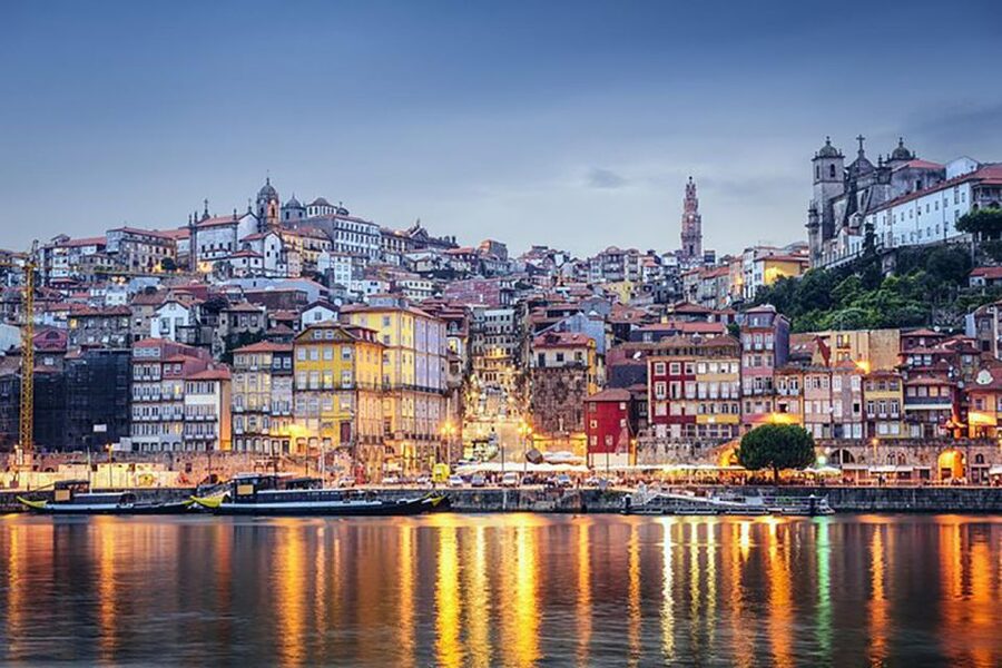 From Porto: Private Transfer to Lisbon w/ up to 4 City Stops - Aveiro and Costa Nova: canals, boats, and painted facades