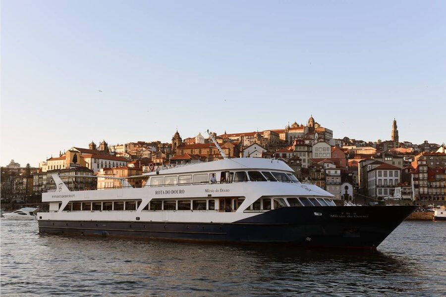 From Porto: Régua to Porto River Cruise with Lunch on Board - Lunch on board, with a long Portuguese pause