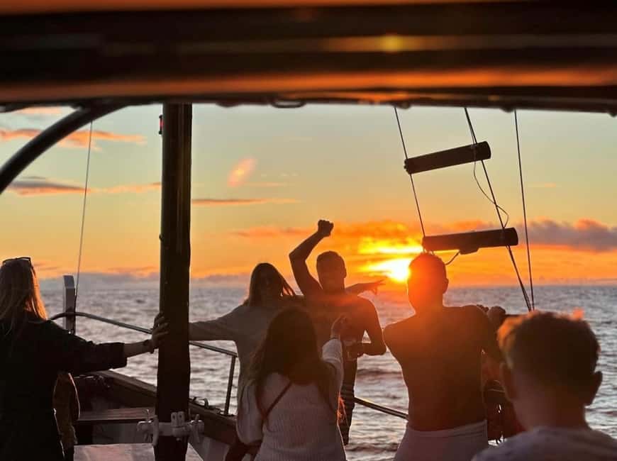 Funchal: Sunset Tour on Traditional Madeiran Boat w/ Drinks - What the $56 price really includes