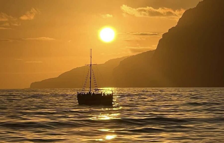 Funchal: Sunset Tour on Traditional Madeiran Boat w/ Drinks - Comfort, weather, and the honest drawbacks