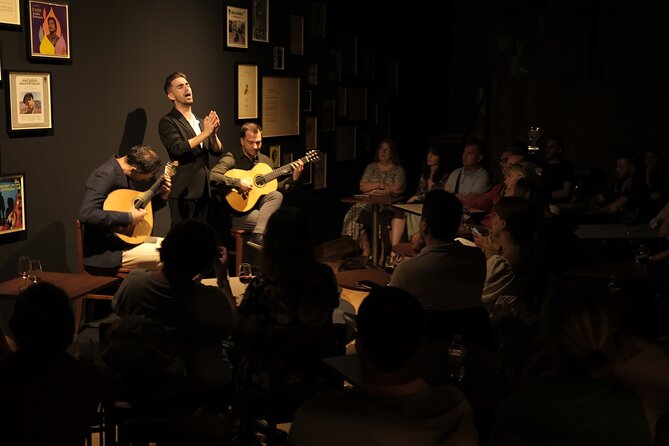 Ideal Clube de Fado - Why the singers and Portuguese guitar matter
