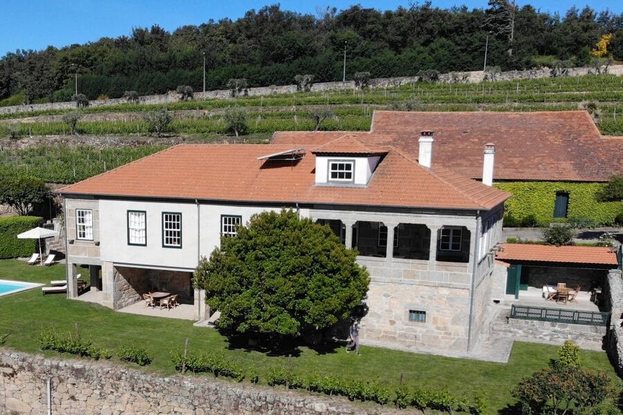 Lamego: Quinta da Portela de Baixo Winery Tour and Tasting - Walking the two farms
