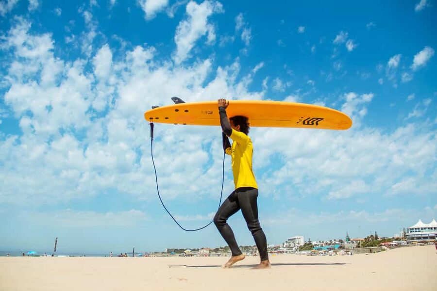 Lisbon: 1.5-Hour Surf Lesson - Arriving at the surf school and getting ready