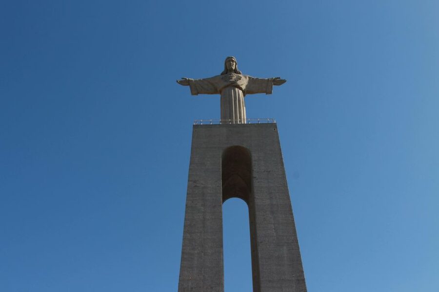 Lisbon: Arrábida and Sesimbra Day Trip with Wine - Sesimbra: lunch, beaches, and a short free period
