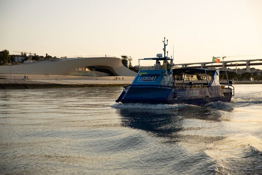 Lisbon: Boat Cruise with Live Fado Performance and a Drink - What the small boat means for your experience