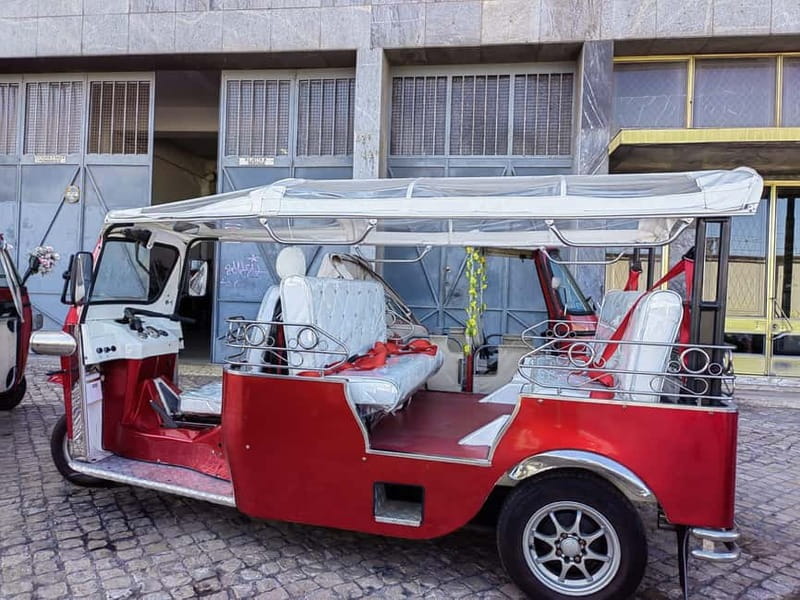 Lisbon: City Highlights Tuk-Tuk Tour with Pickup - What the guide can add to the ride