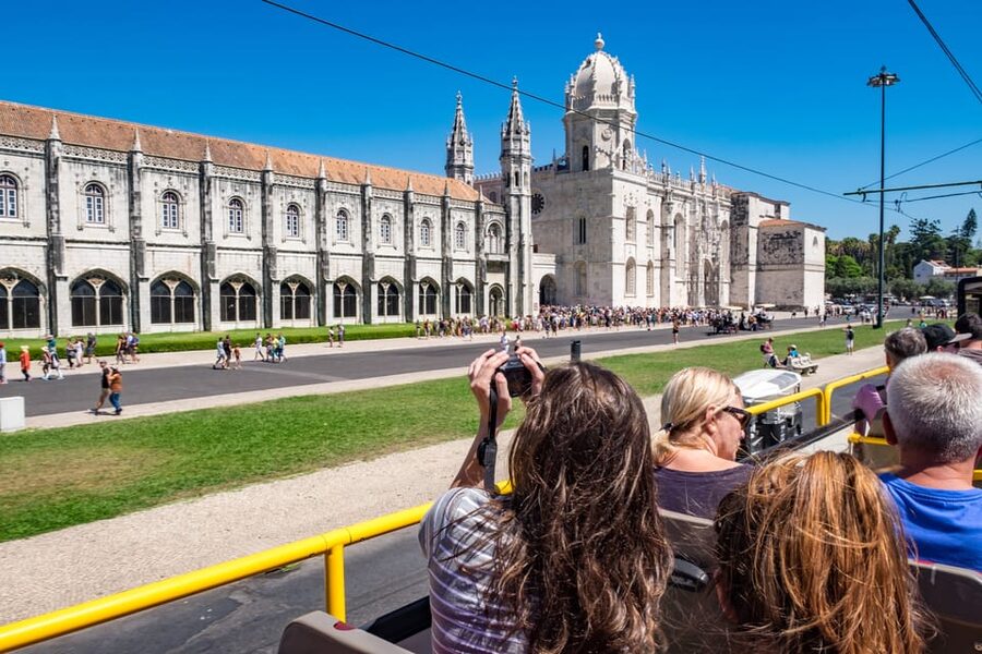 Lisbon: City Sightseeing Hop-On Hop-Off Bus Tour - Crowds, queues, and finding the stops