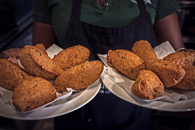 Lisbon Cultural Food and Wine Walking Tour - What the small group means for you