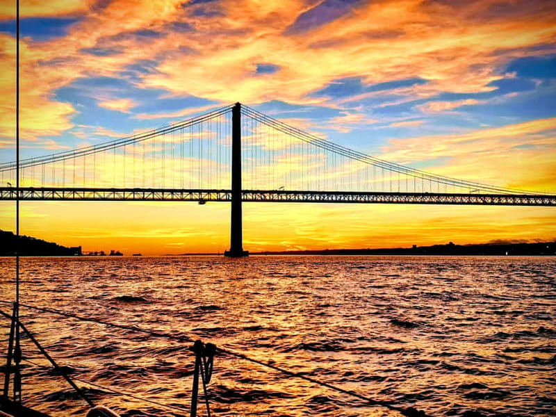 Lisbon: Daytime or Sunset Boat Cruise with History and Wine - Sunset, wine, and the best photo hour