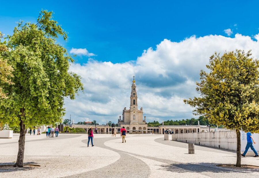 Lisbon: Fatima, Batalha, Nazare and Obidos Tour Hotel Pickup - Four very different stops in one long day