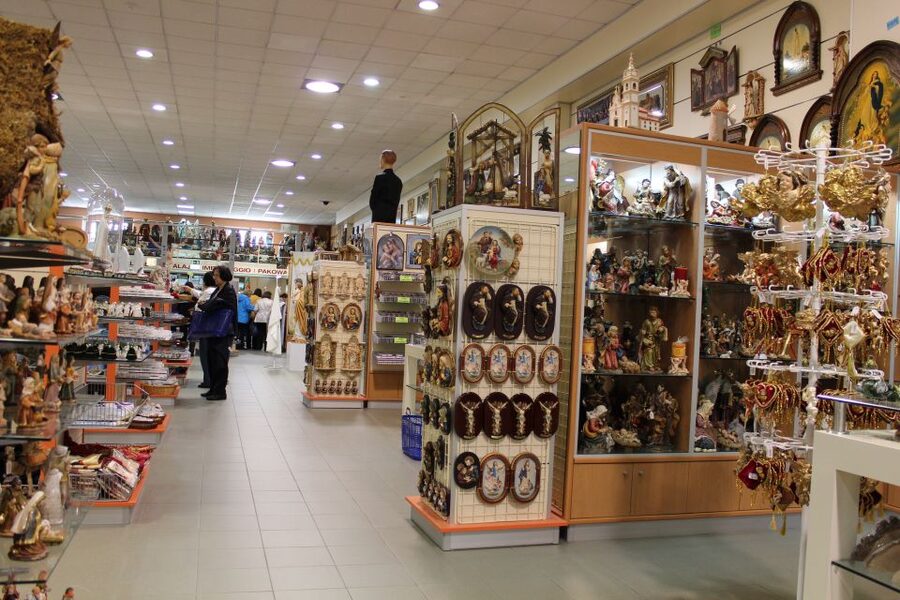 Lisbon: Fatima, Batalha, Nazare and Obidos Tour Hotel Pickup - Lunch: keep the extra cost in mind