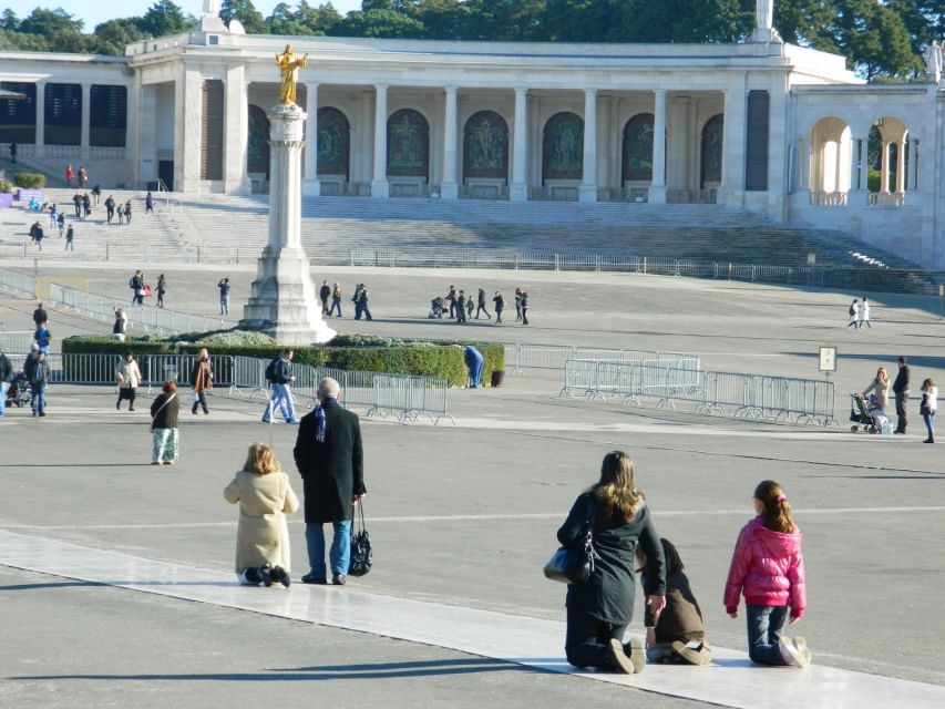 Lisbon: Fatima, Batalha, Nazare and Obidos Tour Hotel Pickup - Nazaré: Portugal’s coastal pause