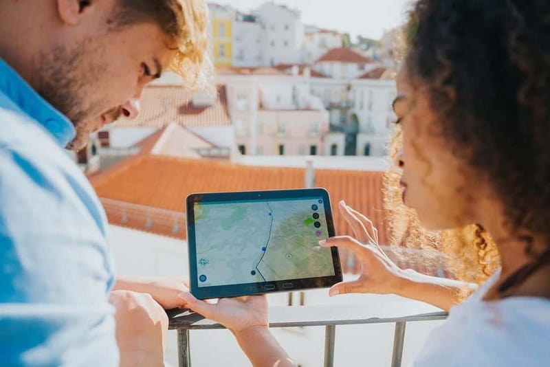 Lisbon: GPS-Guided Spinach Tour by Electric Car - One-hour routes through Alfama, Chiado, and Príncipe Real