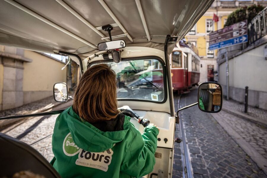 Lisbon: Guided Tuk-Tuk Tour Along the Historic Tram Line 28 - São Pedro de Alcântara and the Castle view