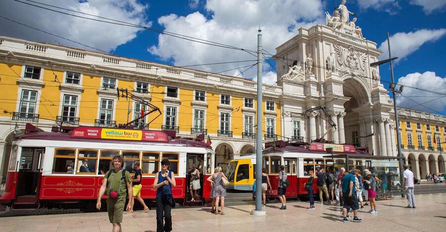 Lisbon: Hills Red Tram Tour by Tram 28 Route 24-Hour Ticket - Praça do Comércio: finding the real departure point