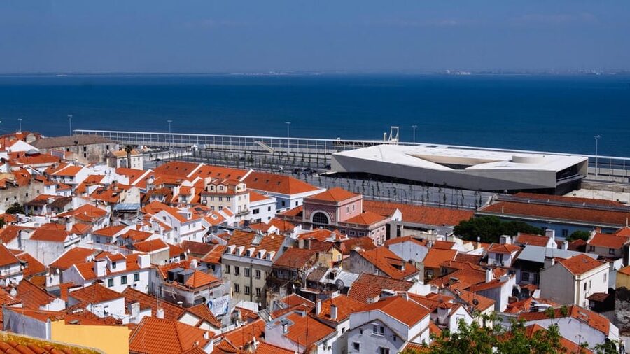 Lisbon: Private City Tour by Tuk-Tuk - What the guides add to the experience