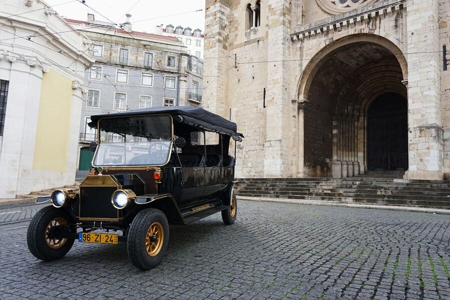 Lisbon: Private Guided Tuk-Tuk Tour with Hotel Pickup - Portas do Sol and Senhora do Monte viewpoints