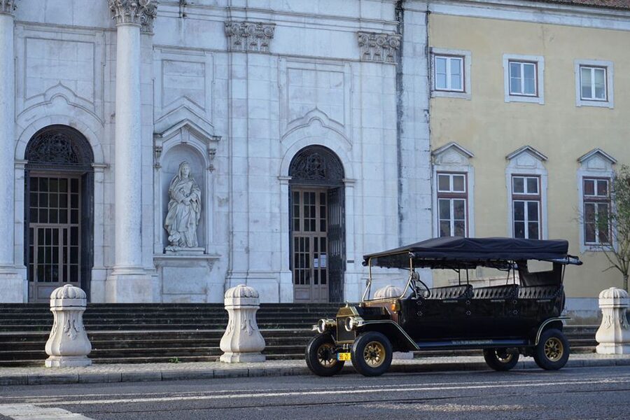 Lisbon: Private Sightseeing Tour in a Vintage Tuk Tuk - What the Guides Add to the Experience