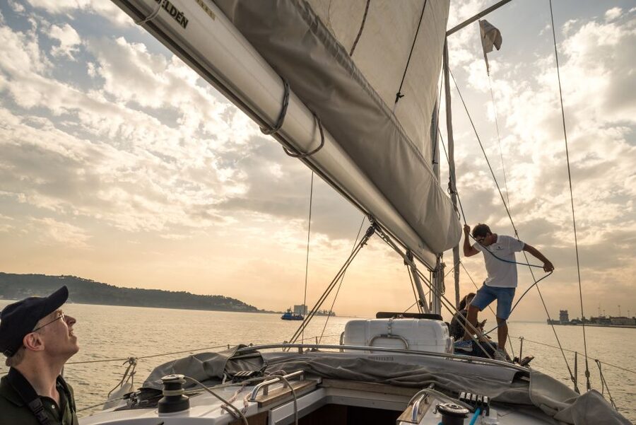 Lisbon: Private Sunset Cruise on the Tagus River with Drink - São Jorge Castle and the seven hills
