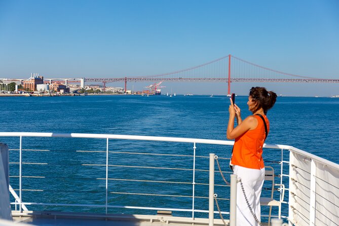 Lisbon River Boat Sightseeing Tour with a Drink - São Jorge Castle, Alfama, and Mouraria from below